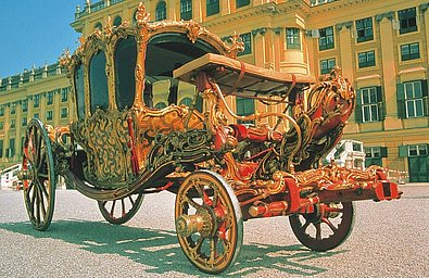 Reich verzierter Wagen des Wiener Hofes vor dem Schloss Schönbrunn.