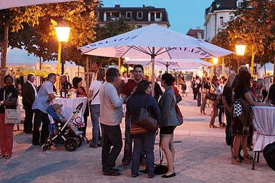 Menschen unter Schirm beim Weinfestival