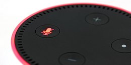 Smarter Lautsprecher Amazon Echo in Schwarz vor weißem Hintergrund.