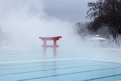 dampfendes Wasser das vom Pool in den Himmel steigt