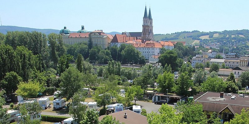 Klosterneuburg, Kloster, Stift, Campingplatz, Wohnwägen, Bäume, blauer Himmel