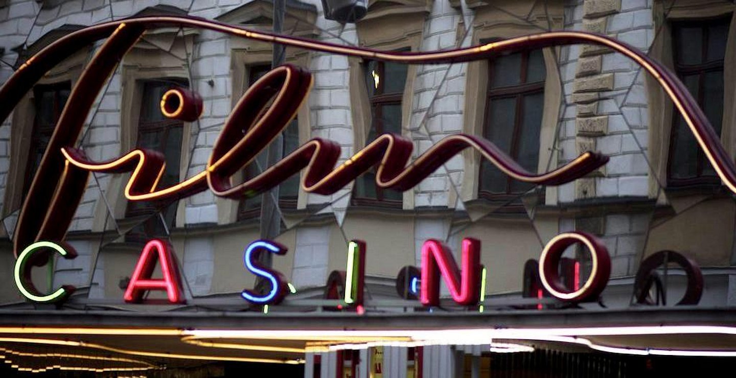 Die beleuchtete Aufschrift "Filmcasino" über dem Eingang des Kinos