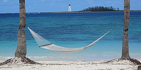 Blick auf den Leuchtturm auf Paradise Island vom Strand in Nassau auf den Bahamas 