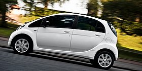 Citroen C-Zero von der Seite in weiß.