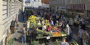 Menschen am Viktor-Adler-Markt bei Tag