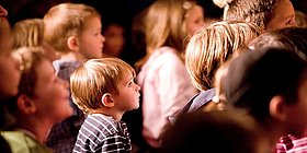 Kinder lauschen gebannt der Musik im Haus der Musik in Wien