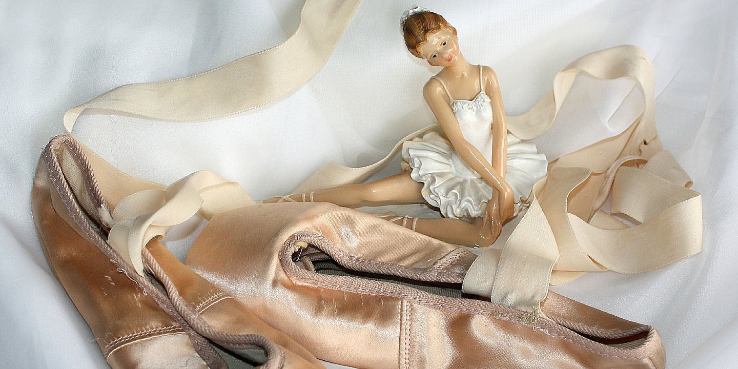 Ausgetanzte Ballettschuhe mit kleiner Ballerina - Puppe