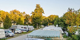 Campingplatz, Wohnwägen, Autos, Zelte, Bungalows, Bäume, Weg