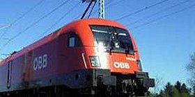 Railjet in rot von der ÖBB steht in Bahnhof