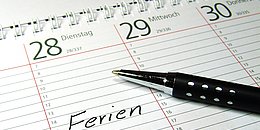 Ein weißer Kalender mit der Aufschrift Ferien