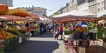 Menschen beim Einkaufen an einem Sommertag am Hannovermarkt