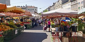 Menschen beim Einkaufen an einem Sommertag am Hannovermarkt