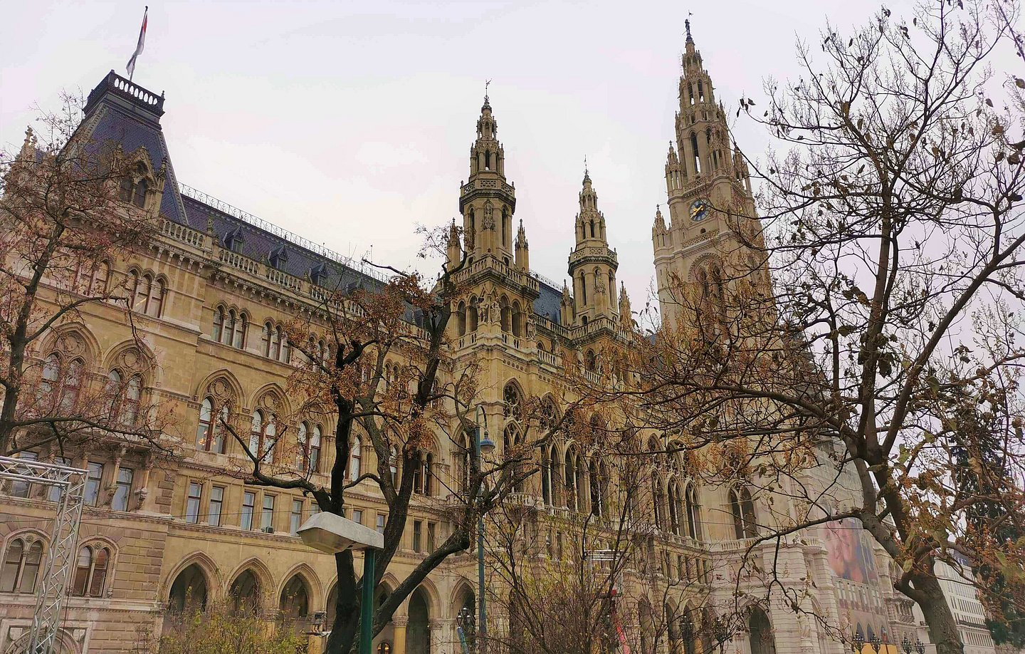 Das Wiener Rathaus vom Rathauspark aus fotografiert.