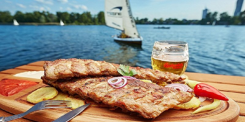 Ripperl auf dem Tisch im Hintergrund die alte Donau