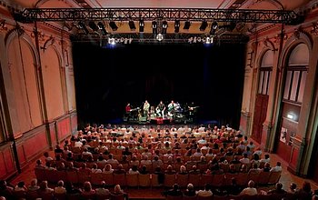 Zuschauerraum mit Bühne im Stadtsaal Wien