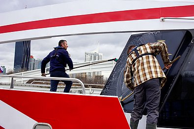 Zwei Herren reinigen die Scheiben des Twin City Liners