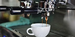 Kaffeemaschine brüht Kaffee, weiße Kaffeetasse