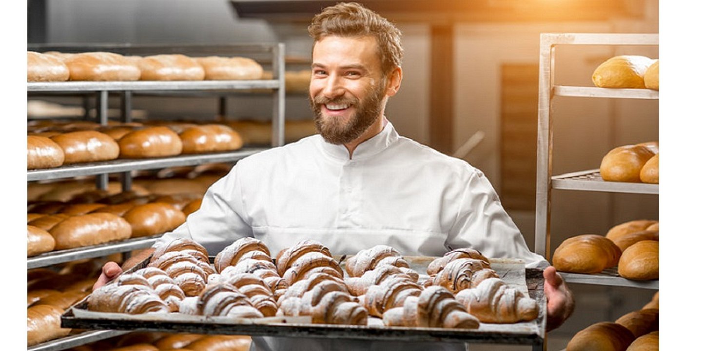 Bäcker hält Brot