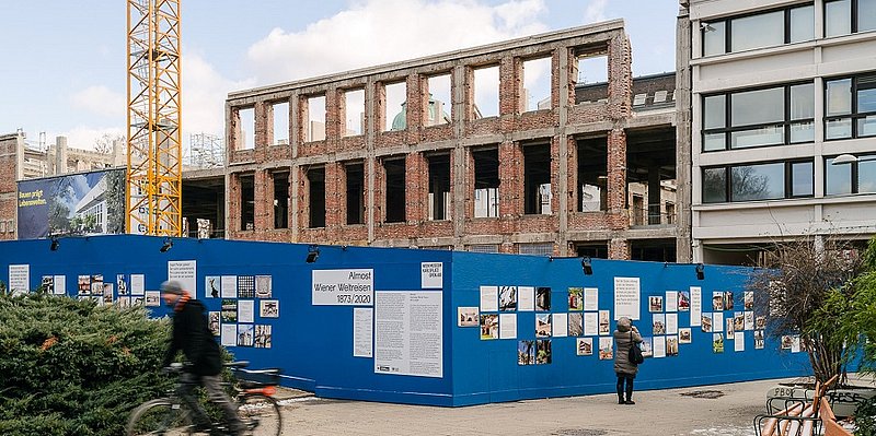 Blick auf eine Open Air Ausstellung