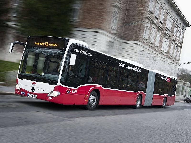 Bus, der auf einer leeren Straße unterwegs ist.