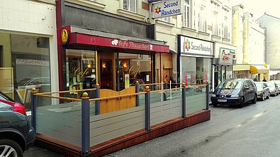 Das Café Plauscherl in der Reindorfgasse mit Schanigarten