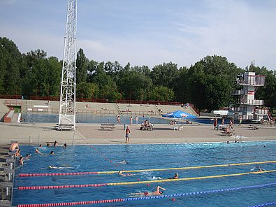 Das Sortbecken im Stadionbad, dahinter der Sprungturm.