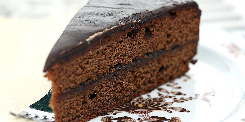 Sachertorte auf Teller mit Gabel 