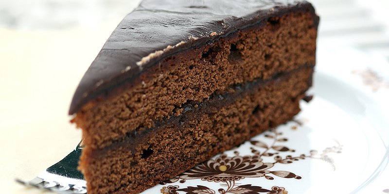 Sachertorte auf Teller mit Gabel 