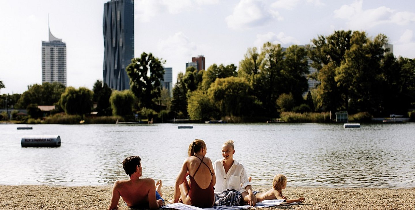 Gruppe sitzt bei der Donau