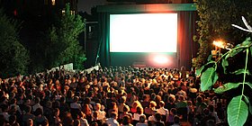 Begeistertes Publikum bei der Sommerkino-Vorstellung am Augartenspitz.