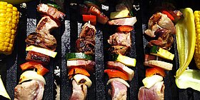 Spieße und Kukuruz auf dem Grill 