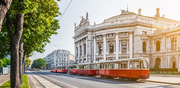 Wiener Straßenbahn fährt die Ringstraße entlang.