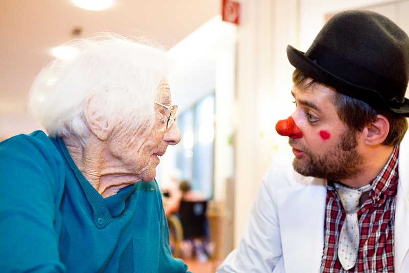 Clown und ältere Frau