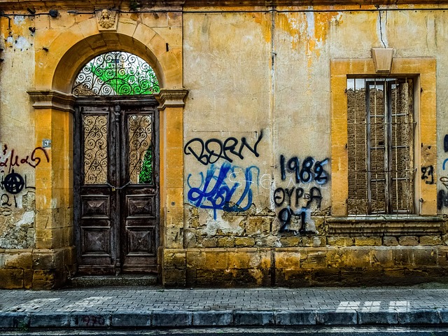 Hausfassade die voller Graffiti ist