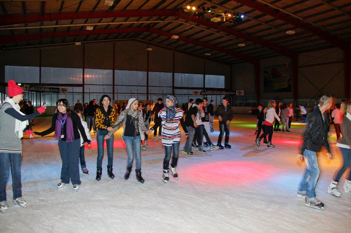 Menschen bei einer Eisdisco in eienr Halle